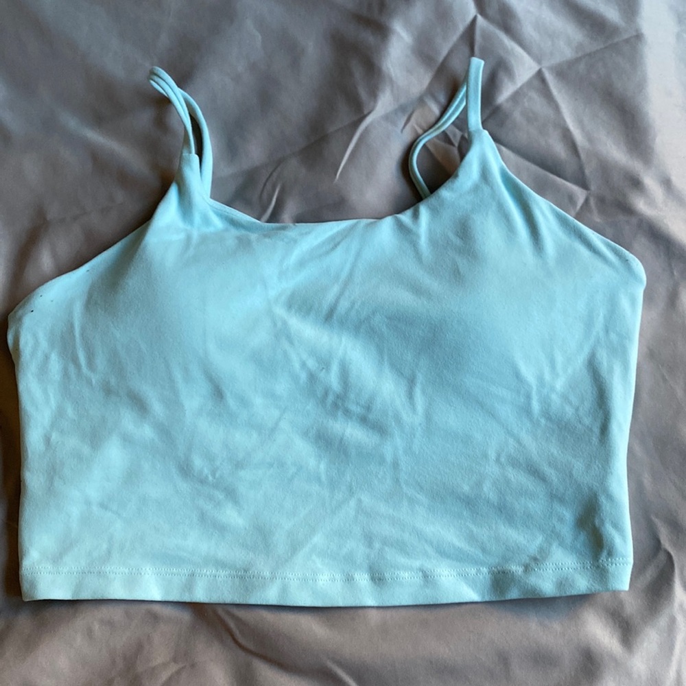 Avía cropped sports tank with padding included!